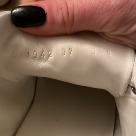 Authentic Gucci Ace Sneakers with Bee - Picture 5 of 12